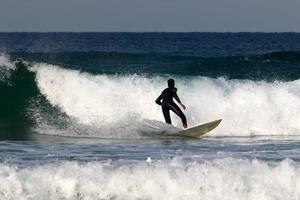 surfen auf hohen wellen am mittelmeer im norden israels. foto