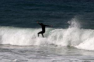 surfen auf hohen wellen am mittelmeer im norden israels. foto