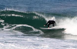 surfen auf hohen wellen am mittelmeer im norden israels. foto