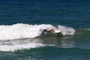 surfen auf hohen wellen am mittelmeer im norden israels. foto