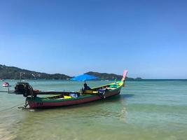 Phuket, Thailand, 2019. Blick auf das Meer, die Berge und das Boot. foto