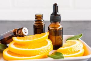 verjüngendes Serum und ätherisches Orangen-Msplo in Glasflaschen. Zitrusöl, natürliche Orange, Vitamin C.