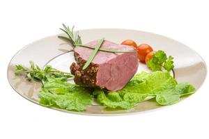 geräuchertes Rindfleisch auf dem Teller und weißem Hintergrund foto