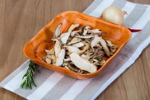 Trockener Shiitake in einer Schüssel auf Holzhintergrund foto