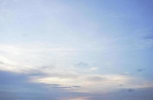 weiche wolken und blauer himmel mit kopienraum für banner- oder tapetenhintergrund foto