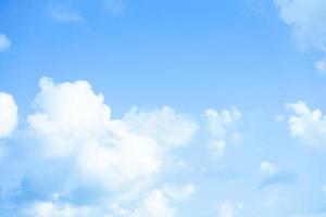 frische luft mit blauem himmel und wolkenhintergrund mit kopierraum für tapeten oder banner foto