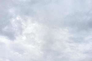 weiße wolken und blauer himmelhintergrund mit kopienraum für tapeten oder banner foto
