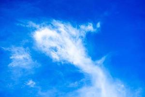 schöne weiße wolken am blauen himmel mit kopienraum für banner- oder tapetenhintergrund. Freiheitskonzept foto