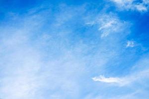 Natürlich von weißen Wolken am blauen Himmel mit Kopierraum für Banner oder Tapetenhintergrund. Freiheitskonzept foto