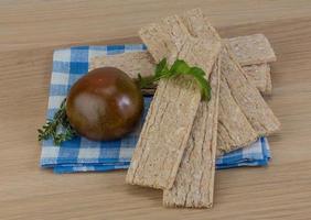 Knäckebrot auf Holzhintergrund foto