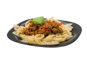 Bolognese auf dem Teller und weißem Hintergrund foto