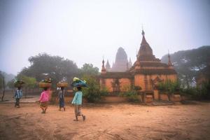 lebensstil der einheimischen bevölkerung mit den antiken pagoden in old bagan, einer antiken stadt in der mandalay-region von myanmar foto