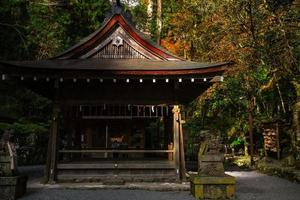 kibune-schrein okumiya auf dem berg kurama im herbst, kyoto-präfektur, kansai, japan foto