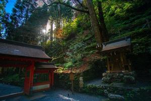 kibune-schrein okumiya auf dem berg kurama im herbst, kyoto-präfektur, kansai, japan foto