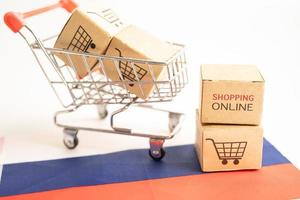 Box mit Online-Shopping-Warenkorb-Logo und Russland-Flagge, Import-Export-Shopping online oder Handel Finanzen Lieferservice Store Produktversand, Handel, Lieferantenkonzept. foto