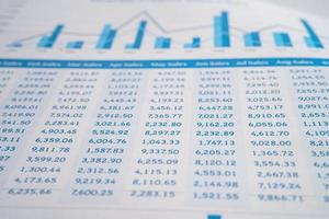 Tabellenkalkulationspapier mit Grafik. finanzen, konto, statistik, analytische forschungsdatenökonomie, börsenhandel und business company meeting-konzept foto