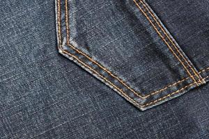 detaillierte abstrakte Textur aus dunkelblauem Jeansstoff. Hintergrundbild von alten gebrauchten Denim-Hosen-Stoff foto