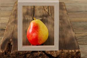 frisches Birnenporträt im Rahmen. Lebensmittelkunst foto