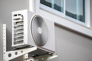 klimaanlage außengerät kompressor außerhalb des hauses installieren foto