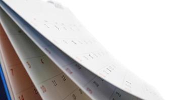 Tischkalender aus weißem Papier isoliert auf weißem Hintergrund foto