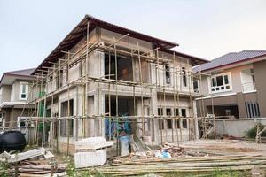 neues wohnhaus zeitgenössisches gebäude im bau auf der baustelle foto