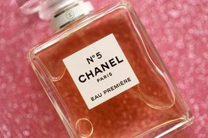 ternopil, ukraine - 2. september 2022 chanel nummer 5 eau premiere weltweit berühmte französische parfümflasche auf glänzendem glitzerhintergrund in lila farben foto