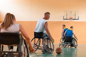 ein Foto eines Kriegsveteranen, der mit einem Team in einer modernen Sportarena Basketball spielt. das Konzept des Sports für Menschen mit Behinderungen