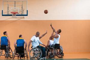 ein Foto von Basketballmannschaften mit Behinderungen mit dem Auswähler in der großen Halle vor Beginn des Basketballspiels