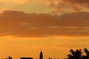 große Regenwolken am Himmel über dem Meer. foto