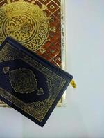 islamisches konzept - der heilige al quran, auf weißem hintergrund, mit kopienraum foto