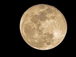 Vollmond am dunklen Himmel foto