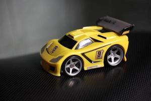 Foto eines gelben Autospielzeugs für Jungen