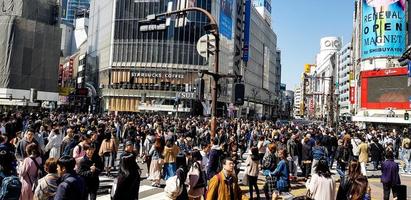 Japan im April 2019. Shibuya Scramble Crossing ist eine beliebte Scramble Crossing in Shibuya, Tokio, Japan. foto