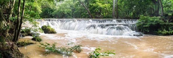 Panorama-Wasserfall in einem Wald foto