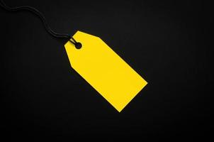 Ein gelbes leeres Preisschild auf schwarzem Hintergrund zum Einkaufen und Rabatt auf das Konzept des schwarzen Freitags.