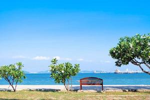 Holzbänke und Meerblick in Koh Sichang. foto