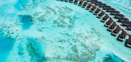 wunderschönes panoramisches maledivenparadies. tropische luftreise breite landschaft, holzbrücke, wasservillen, erstaunlicher meeressandhimmelstrand, tropische inselnatur. Sommerferienpanorama des exotischen Tourismus foto