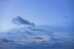 Fantastischer blauer Himmel mit Wolken kopieren Platz für Banner oder Tapetenhintergrund foto