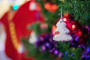 geschmückte Weihnachtskugeln auf Tannenbaum Neujahrsferien Hintergrund foto