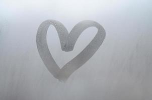 Herbstregen, die Inschrift auf dem verschwitzten Glas - Liebe und Herz. weiches und schönes hintergrundbild mit kopienraum foto