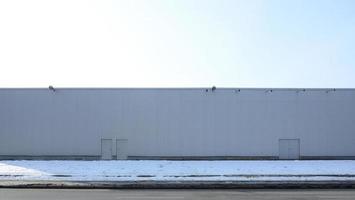 Textur einer hohen Metallwand eines Industriegebäudes ohne Fenster foto