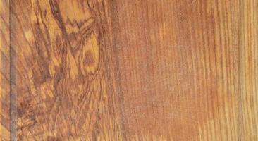 Detaillierte Textur des Holzschneidebretts mit vielen Narben von Axt und Messer foto