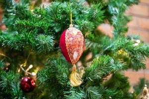 geschmückte Weihnachtskugeln auf Tannenbaum Neujahrsferien Hintergrund foto