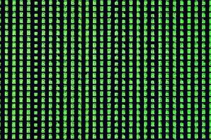 Makroaufnahme einer Panne auf dem Monitor eines Bürocomputers. das Konzept des Einschleusens eines Virus in einen Verwalter personenbezogener Daten. Strom zufälliger grüner Symbole auf schwarzem Hintergrund foto