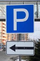 Parkplatz links. Verkehrszeichen mit dem Buchstaben p und den Pfeilen nach links foto