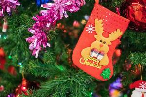 geschmückte Weihnachtssockenkugeln auf Tannenbaum Neujahrsferien Hintergrund foto