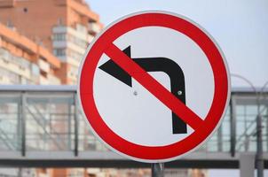 links abbiegen ist verboten. Verkehrszeichen mit durchgestrichenem Pfeil nach links foto
