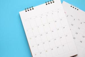 Kalenderseite hautnah auf blauem Hintergrund Geschäftsplanung Termin Meeting Konzept foto