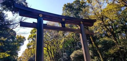 torii-tor am eingang zum meiji-jingu-schrein im stadtwald iat harajuku, tokio. foto