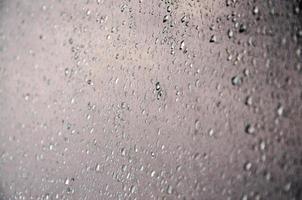 Hintergrundbild von Regentropfen auf einem Glasfenster. Makrofoto mit geringer Schärfentiefe foto